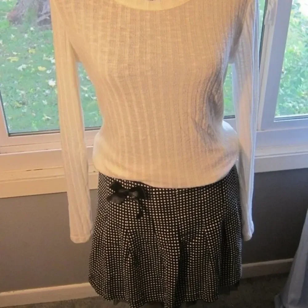 💥5/$10💥Wrapper cute black, white polka dot skirt, ruffle, side black
